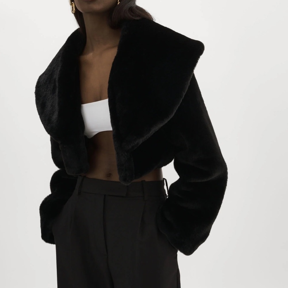 NWT- LAMARQUE Danika Faux Fur Crop Top Black Small